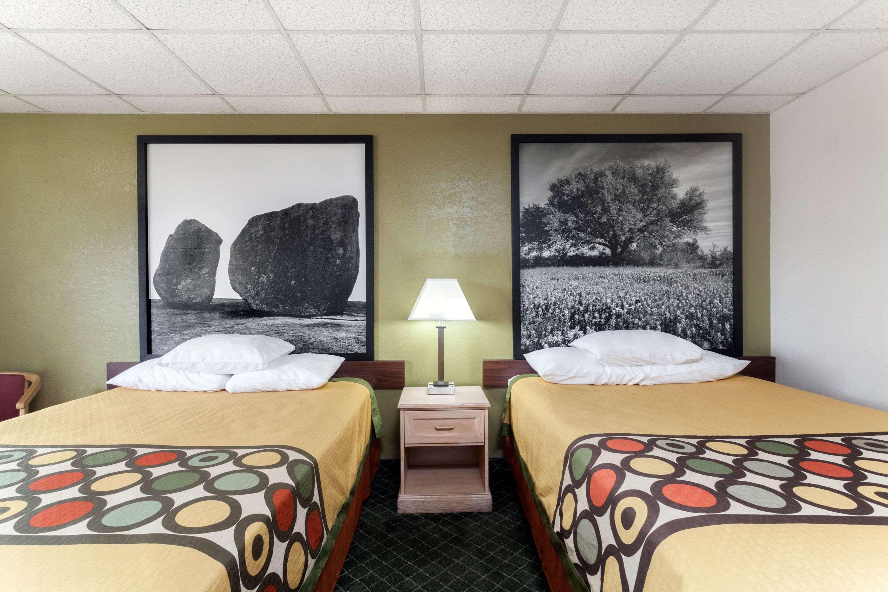 Super 8 By Wyndham Fredericksburg Hotel Екстериор снимка