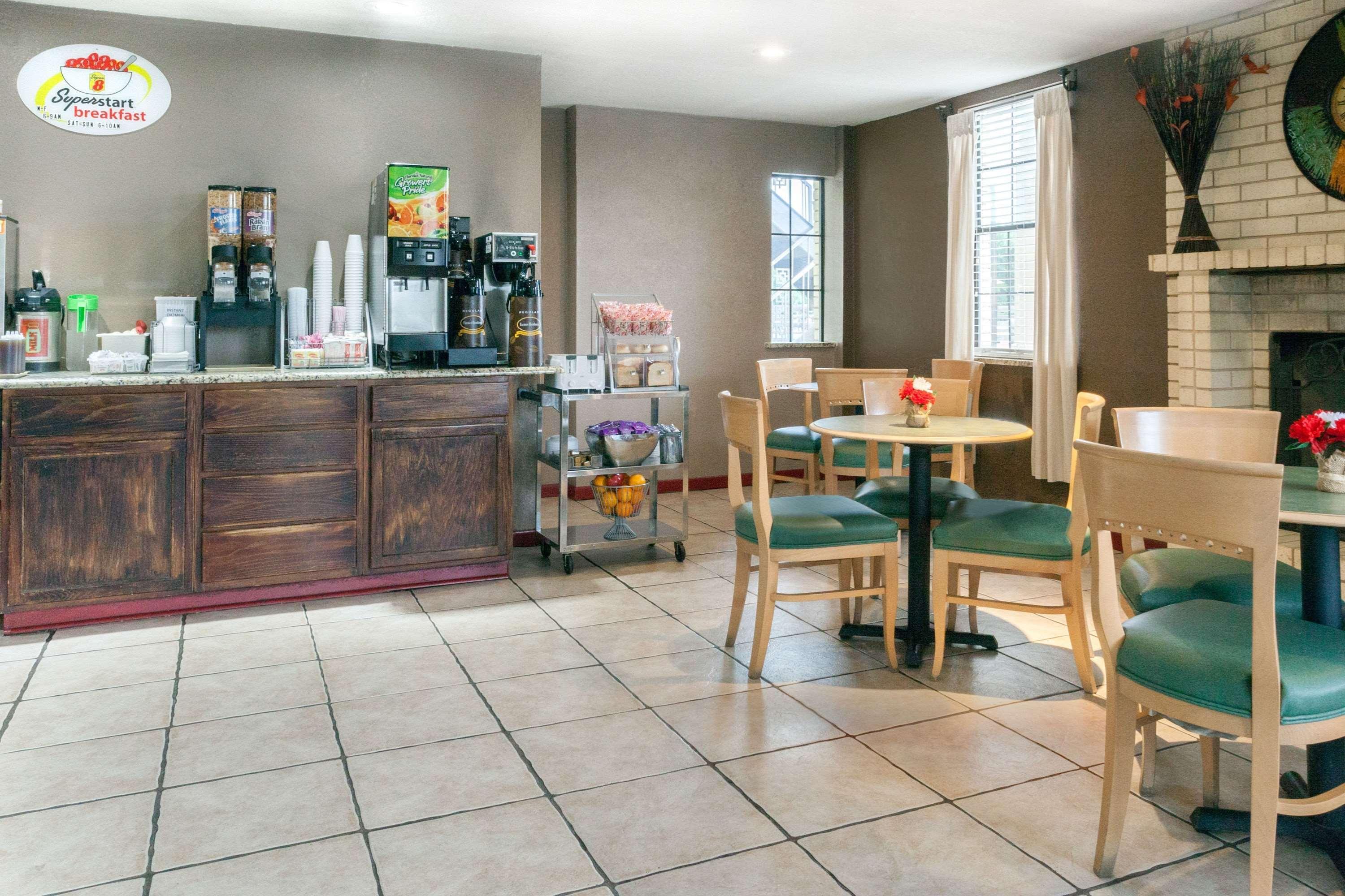 Super 8 By Wyndham Fredericksburg Hotel Екстериор снимка