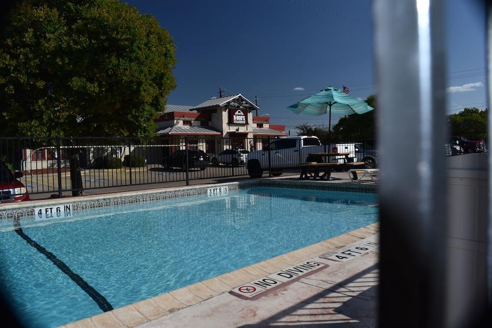 Super 8 By Wyndham Fredericksburg Hotel Екстериор снимка