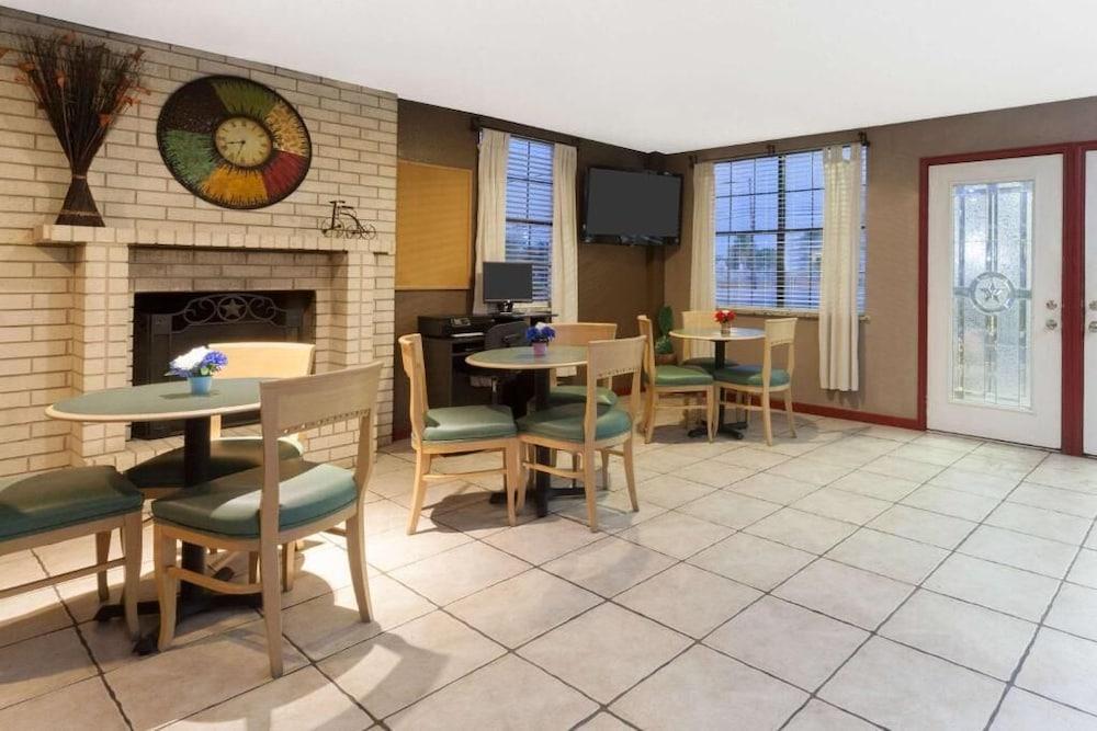 Super 8 By Wyndham Fredericksburg Hotel Екстериор снимка