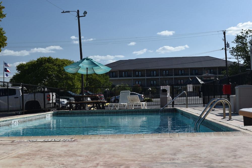 Super 8 By Wyndham Fredericksburg Hotel Екстериор снимка