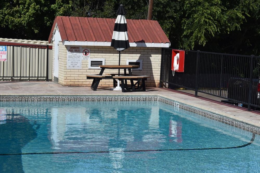 Super 8 By Wyndham Fredericksburg Hotel Екстериор снимка