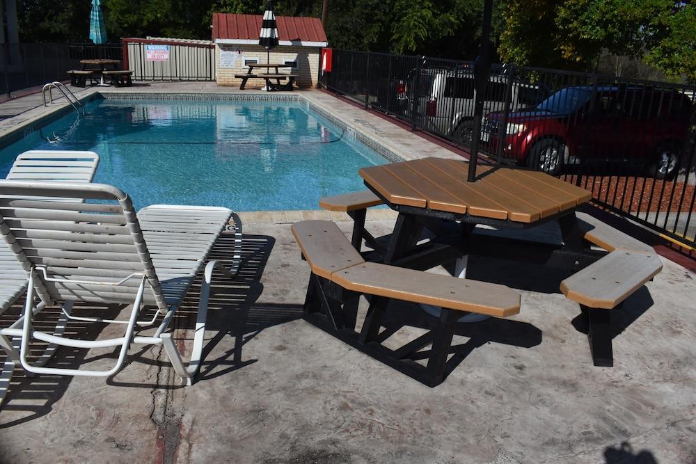 Super 8 By Wyndham Fredericksburg Hotel Екстериор снимка