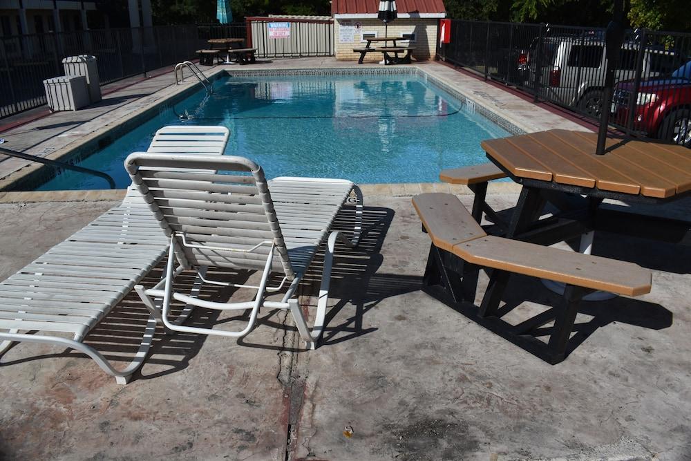 Super 8 By Wyndham Fredericksburg Hotel Екстериор снимка