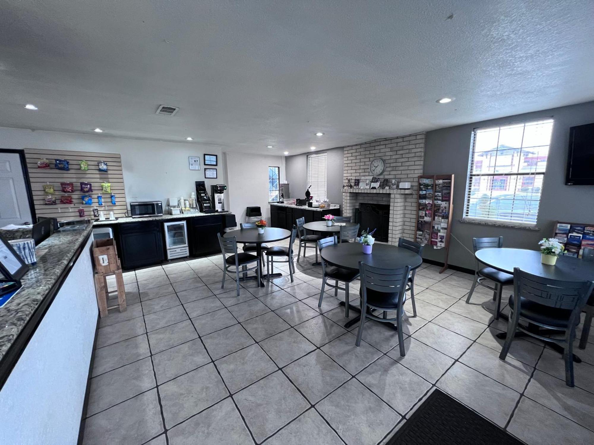 Super 8 By Wyndham Fredericksburg Hotel Екстериор снимка