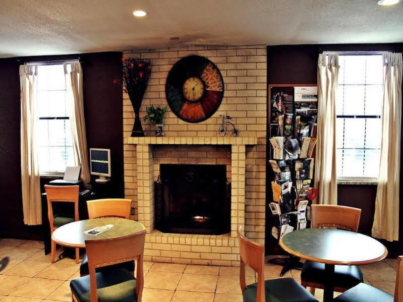 Super 8 By Wyndham Fredericksburg Hotel Екстериор снимка