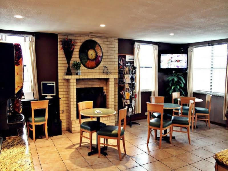 Super 8 By Wyndham Fredericksburg Hotel Екстериор снимка