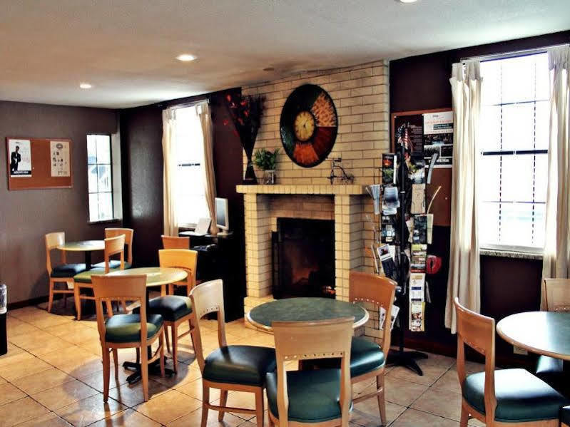 Super 8 By Wyndham Fredericksburg Hotel Екстериор снимка