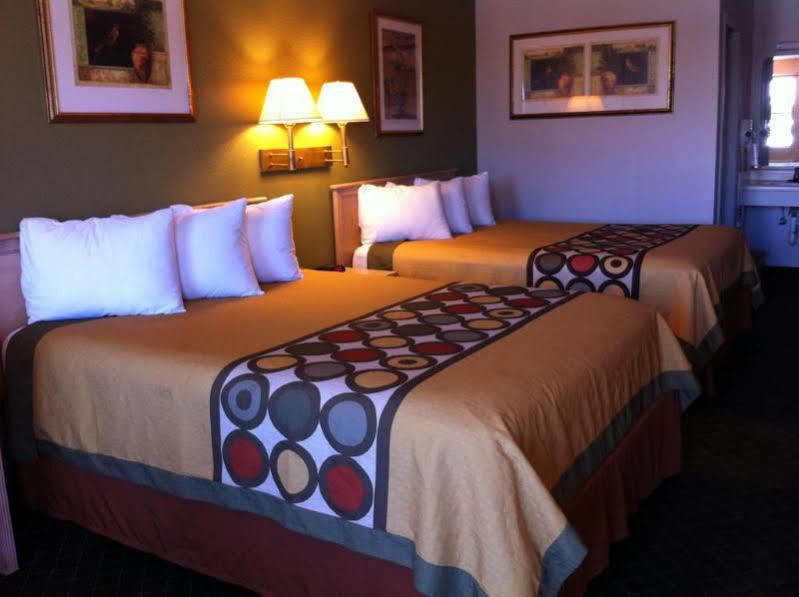 Super 8 By Wyndham Fredericksburg Hotel Екстериор снимка