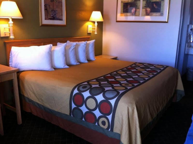 Super 8 By Wyndham Fredericksburg Hotel Екстериор снимка