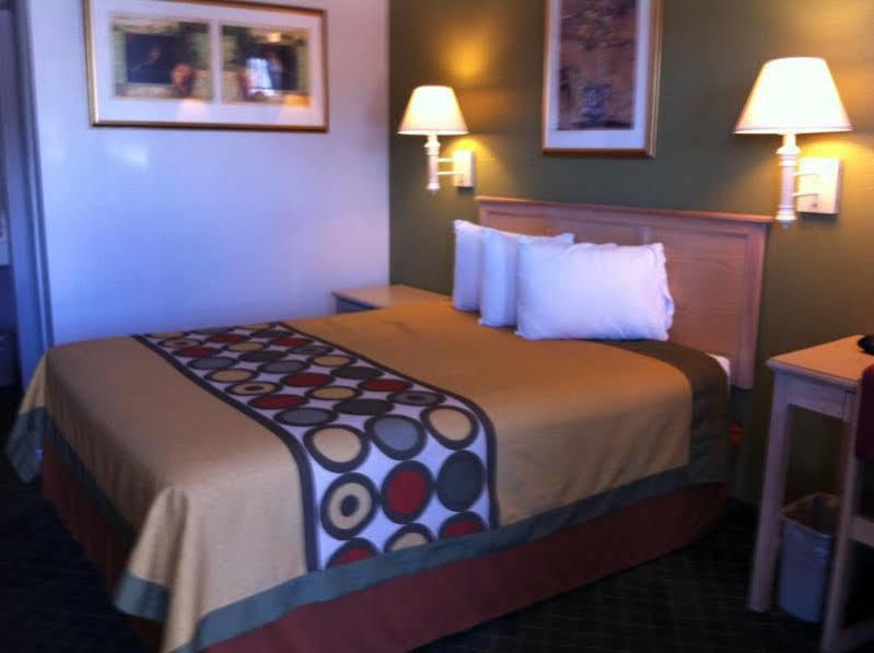 Super 8 By Wyndham Fredericksburg Hotel Екстериор снимка
